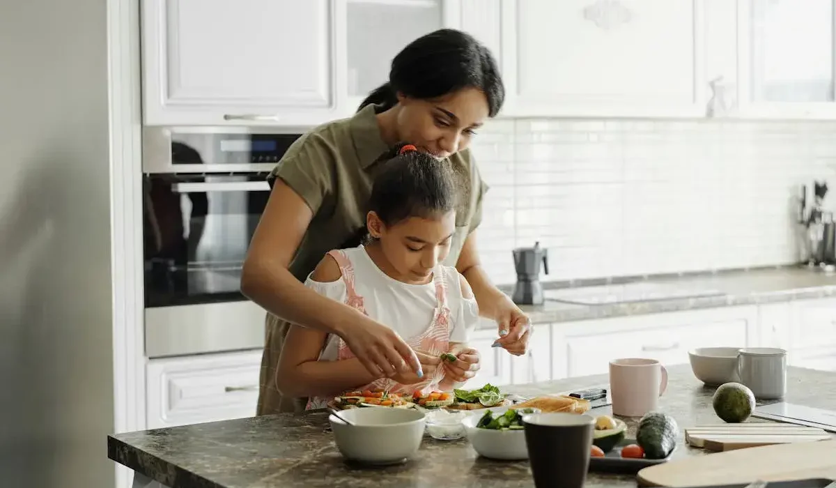 top 10 mindful eating habit women teaching daughter about mindful eating