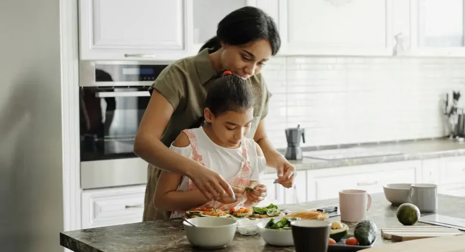 top 10 mindful eating habit women teaching daughter about mindful eating