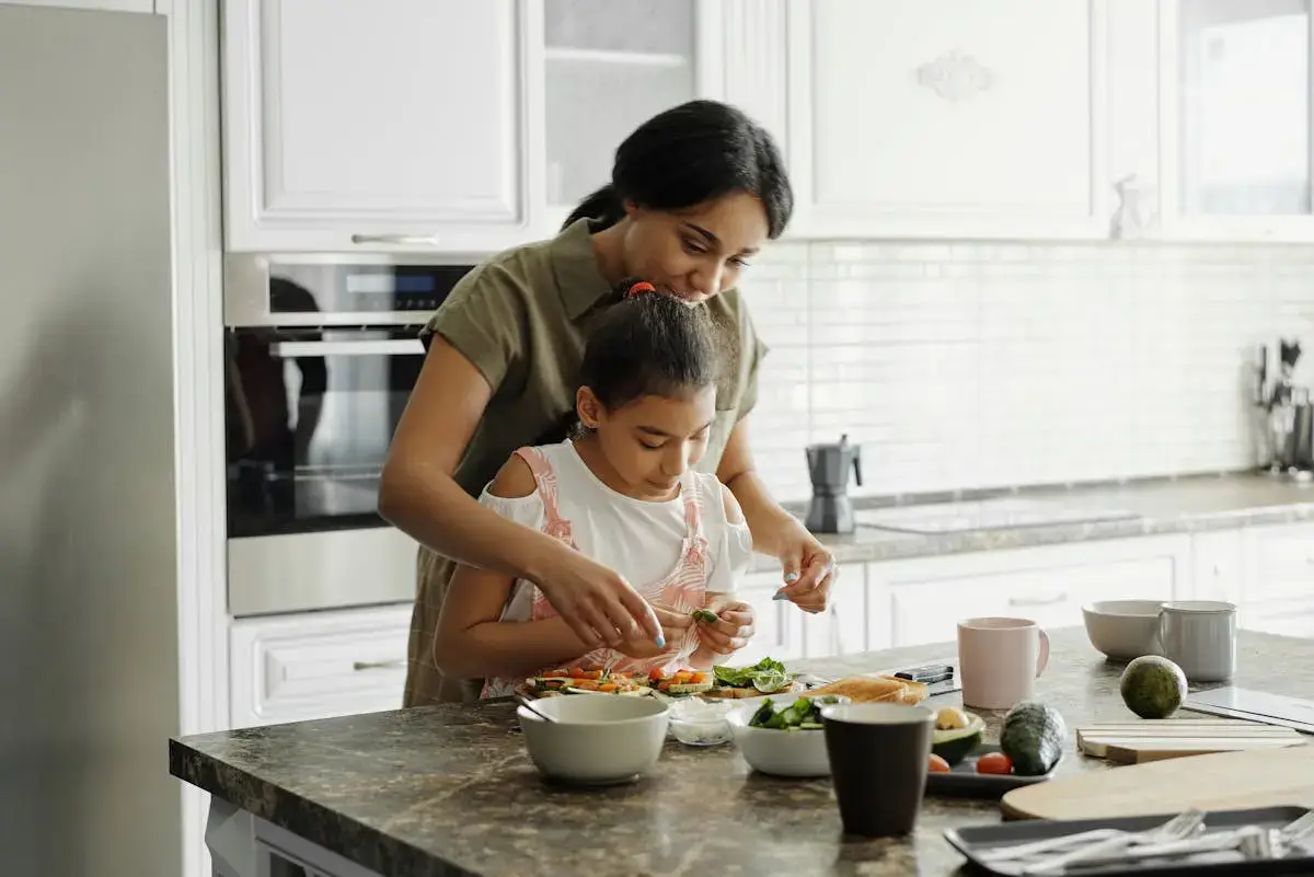 top 10 mindful eating habit women teaching daughter about mindful eating